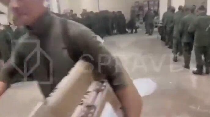 חיילים מ צפון קוריאה עוברים שרשרת חיול ב רוסיה לקראת שליחתם להילחם ב אוקראינה