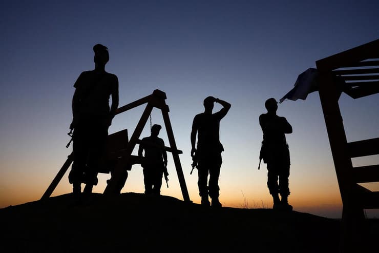 חיילי צה"ל מתפללים ליד גבול רצועת עזה בחודש אלול