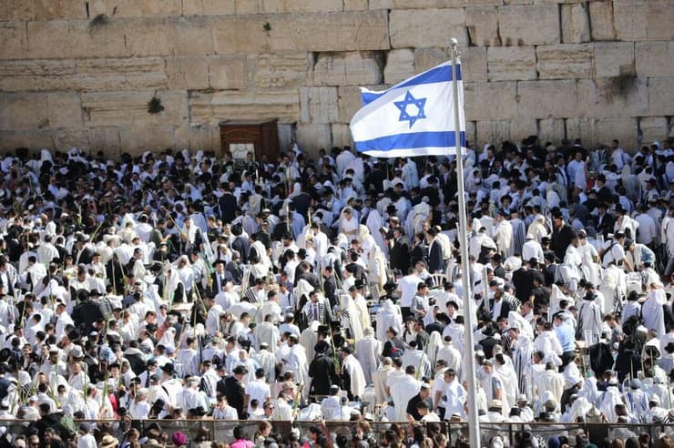 רבבות מתפללים ברחבת הכותל