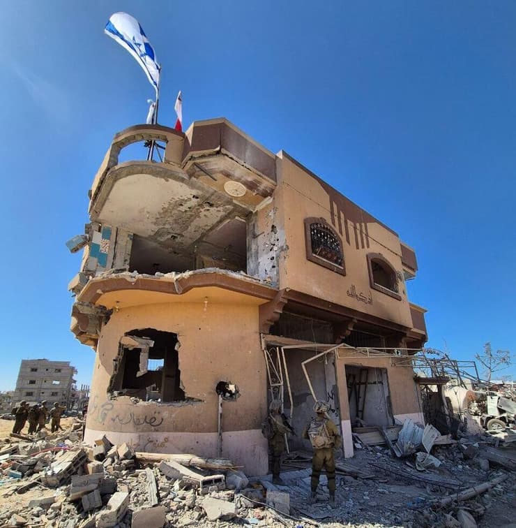 יואב קרן בבית בו חוסל יחיא סינוואר ברצועת עזה