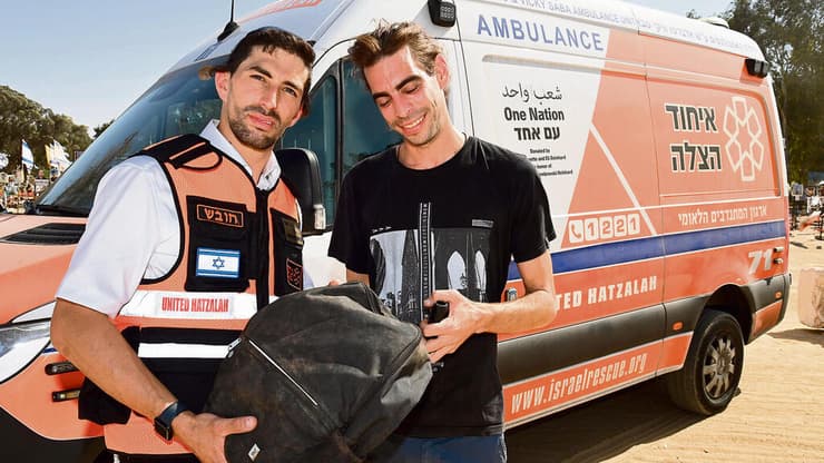 "חבל שלא לחצתי יותר חזק על הגז". אלי רוט (משמאל) מחזיר לאסף אורן את התיק שנשאר אצלו בבוקר ההוא; בתמונה הקטנה: חיבוק מהלוחם ש' | צילום: הרצל יוסף yk14089145