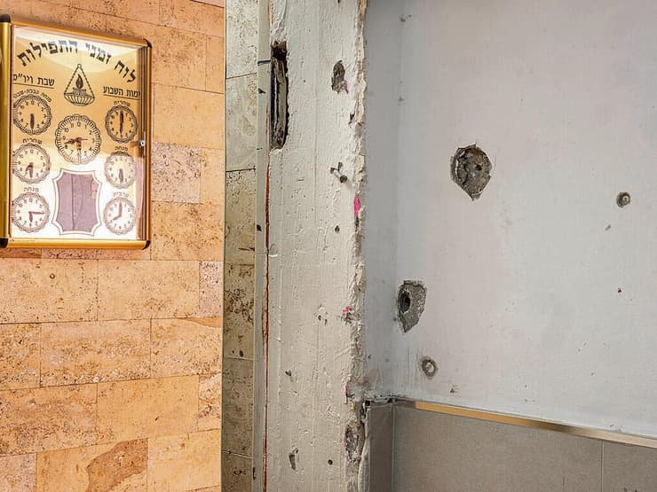 סימני הירי בבית הכנסת | צילום: יובל חן yk14097564