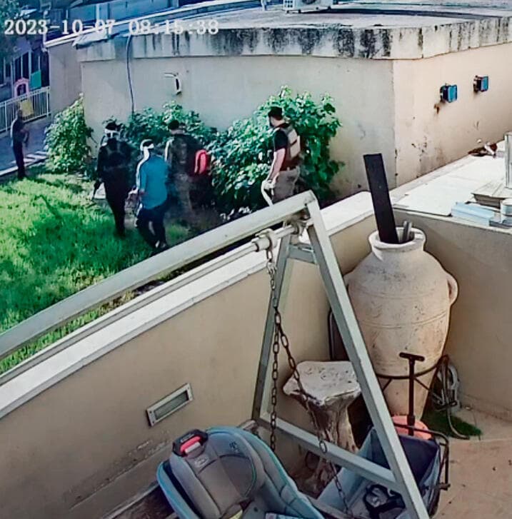 מחבלי החמאס מחוץ לבית הכנסת, כפי שתועדו במצלמת אבטחה yk14115323
