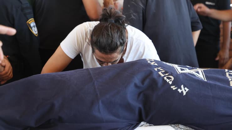 הלוויתה של ניצולת הנובה שיראל גולן בבית העלמין תל מונד (צילום: יריב כץ) הלוויתה של ניצולת הנובה שיראל גולן בבית העלמין האזורי בגוש תל מונד