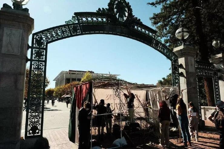 הנהלת ברקלי דרשה להסיר את הסוכה