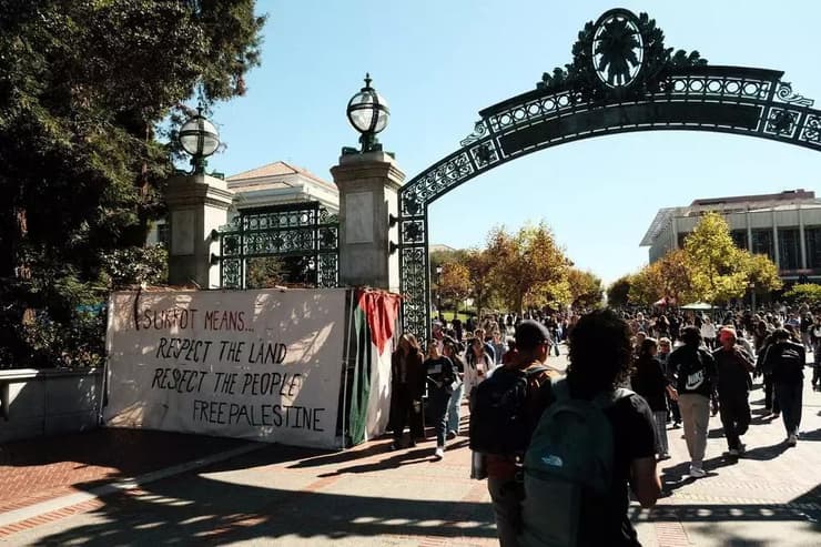 הסוכה בכניסה לקמפוס בברקלי