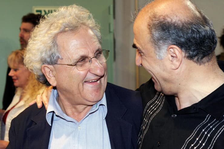 יוסף ברדנשווילי וא.ב. יהושע לקראת ההפקה של "מסע אל תום האלף" באופרה הישראלית