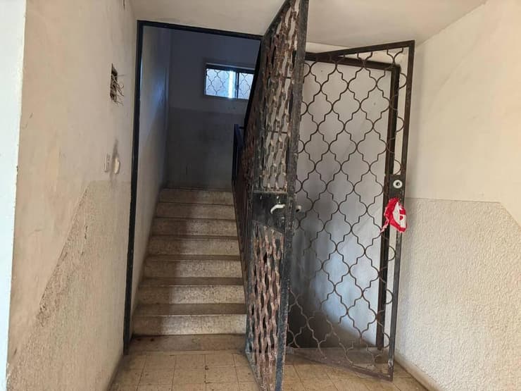 הכניסה לבניין של של אזיז ניסנוב ובנו יגאל ניסן שנעצרו על ידי המשטרה בגין ריגול עבור גורמים איראנייים