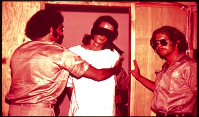 אסיר וסוהרים במהלך הניסוי שערך פרופ' פיליפ זימברדו