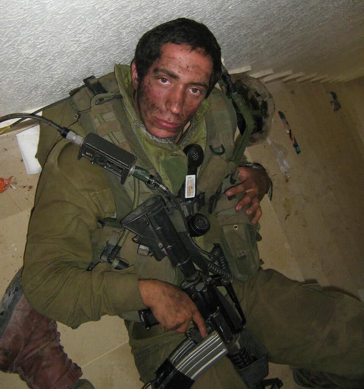 ניב, בצילום ישן ממלחמת לבנון השנייה סרן במיל’ ניב ניר (37) מגבעת אלה, שנפצע קשה בלחימה בעזה, היה מבין אלה שאל”מ אחסאן דסקה ז”ל, הציל אותו ואת חבריו במלחמת לבנון השנייה