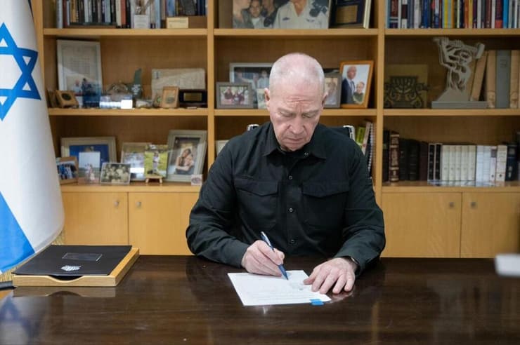 שר הביטחון יואב גלנט, חותם על הצו המוסיף את עמותת ״קרד אל חסן״ לרשימת ארגוני הטרור המוכרזים של מדינת ישראל