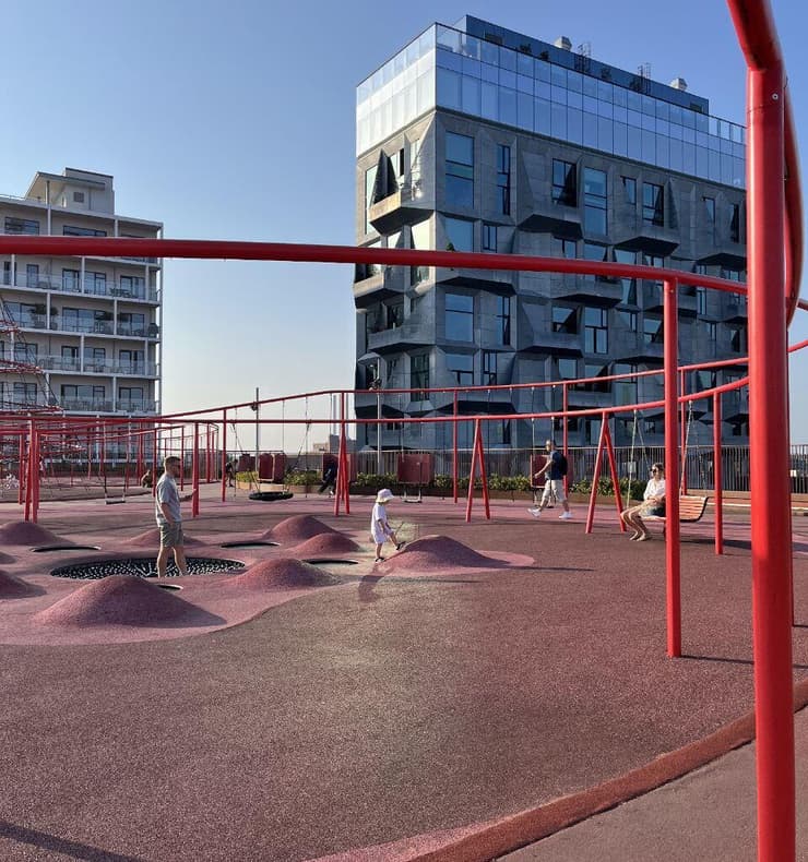 גג פעיל על מבנה חנייה בקופנהגן שמשמש כפארק ציבורי