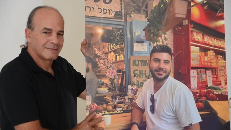 דוד לוי עם תמונתו של לידור ז"ל (צילום: יאיר שגיא) דוד לוי אביו של לידור לוי