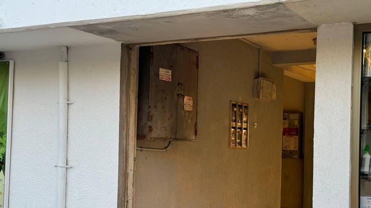 הכניסה לבניין של של אזיז ניסנוב ובנו יגאל ניסן שנעצרו על ידי המשטרה בגין ריגול עבור גורמים איראנייים