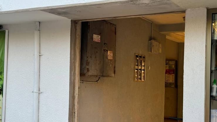 הכניסה לבניין של של אזיז ניסנוב ובנו יגאל ניסן שנעצרו על ידי המשטרה בגין ריגול עבור גורמים איראנייים