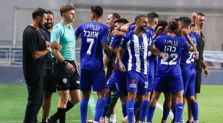 שחקני הפועל פתח תקווה חוגגים (שחר גרוס) שחקני הפועל פתח תקווה חוגגים