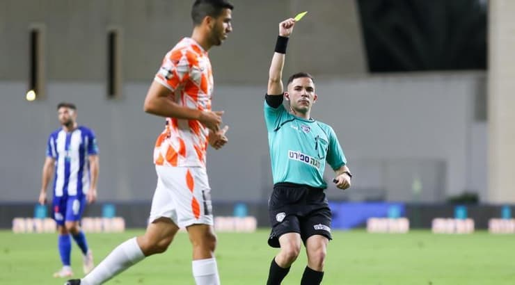 השופט יובל שטיין שולף כרטיס צהוב (שחר גרוס) השופט יובל שטיין שולף כרטיס צהוב