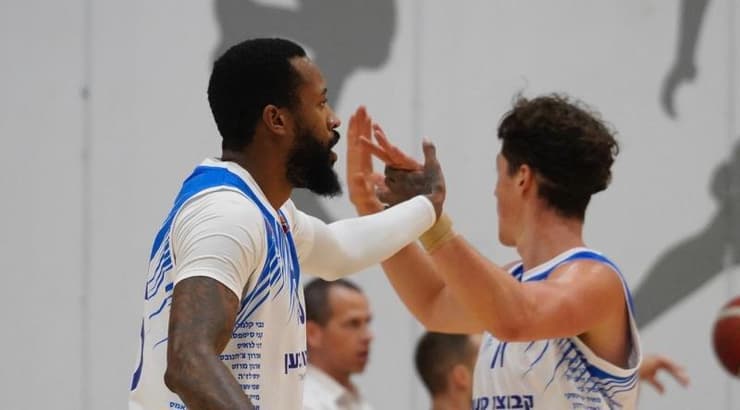 אייזיאה מיילס ואדם אריאל (גיא ביטמן מכבי רמת גן) אייזיאה מיילס ואדם אריאל