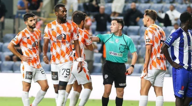 יובל שטיין ושחקני בני יהודה (שחר גרוס) יובל שטיין ושחקני בני יהודה