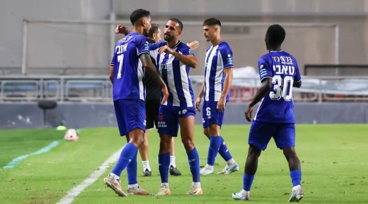 שחקני הפועל פתח תקווה חוגגים (שחר גרוס) שחקני הפועל פתח תקווה חוגגים