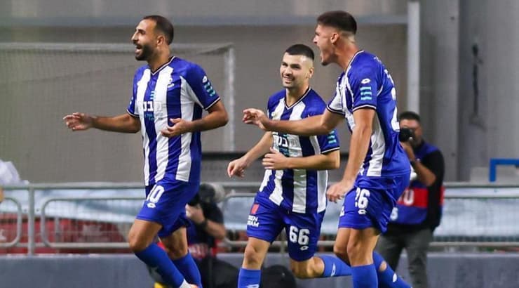 שחקני הפועל פתח תקווה חוגגים (שחר גרוס) שחקני הפועל פתח תקווה חוגגים