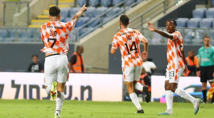 שחקני בני יהודה חוגגים עם שביט מזל (שחר גרוס) שחקני בני יהודה חוגגים עם שביט מזל