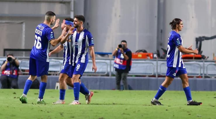 שחקני הפועל פתח תקווה חוגגים (שחר גרוס) שחקני הפועל פתח תקווה חוגגים