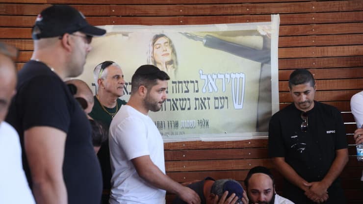 תמונתה של שיראל שנתלתה בבית ההספדים (צילום: יריב כץ) הלוויתה של ניצולת הנובה שיראל גולן בבית העלמין האזורי בגוש תל מונד