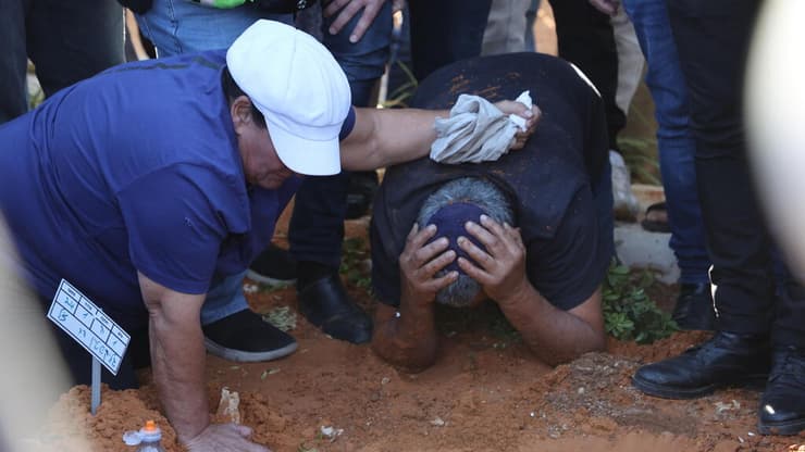 משפחתה נפרדה בדמעות: "היא נרצחה פעמיים" (צילום: יריב כץ) הלוויתה של ניצולת הנובה שיראל גולן בבית העלמין האזורי בגוש תל מונד