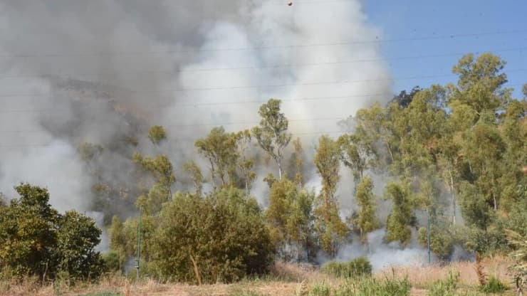 שריפות בקריית שמונה בעקבות נפילות רקטות שנורו מלבנון