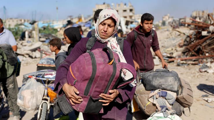 פליטים פלסטינים מתפנים מבית לאהיה