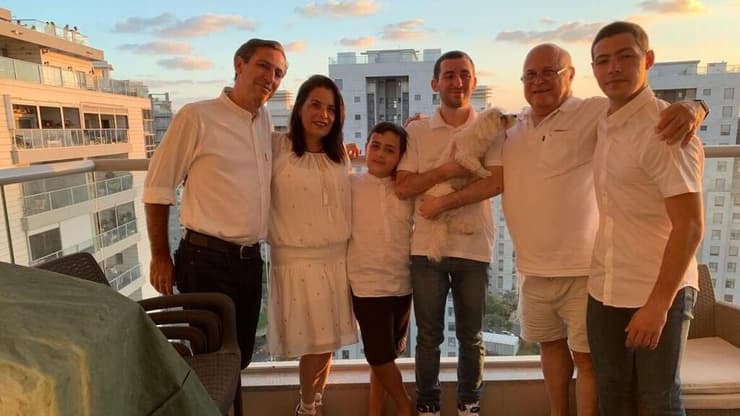 איתי חן ז"ל בשנה שעברה עם משפחתו