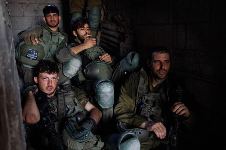 מנוחת הלוחם. רגע של הפוגה במגנן מאולתר, בין הסריקות בשכונת זייתון (צילום: זיו קורן) חטיבת ירושלים בפעילות בעזה בחודש אוגוסט האחרון