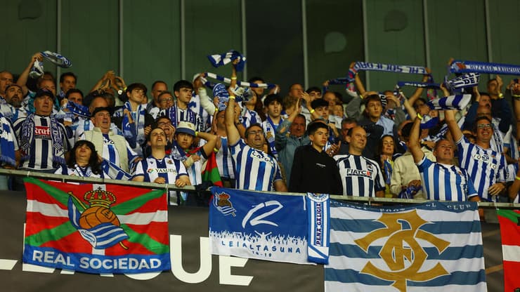 אוהדי סוסיאדד (REUTERS/Manon Cruz) אוהדי סוסיאדד