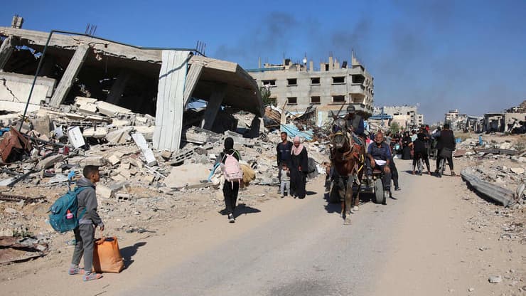 פליטים פלסטינים מתפנים מבית לאהיה