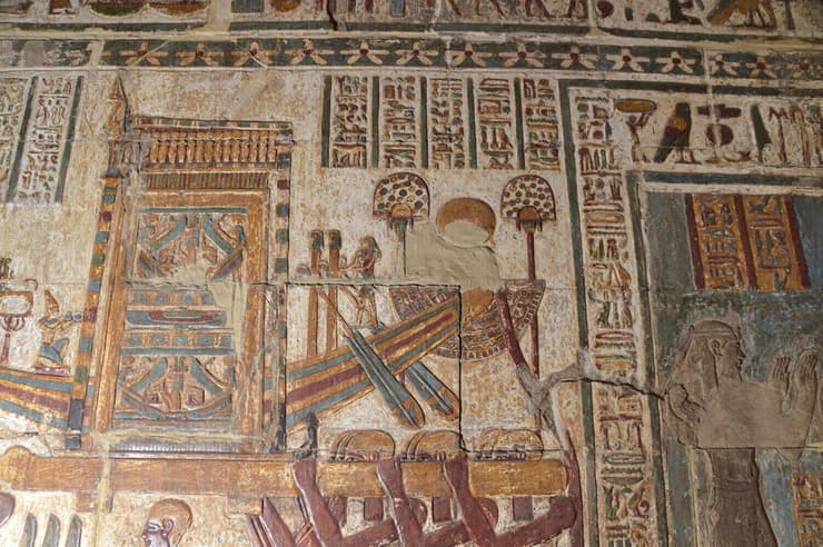 עיטור הקיר בו ניתן לראות כיצד אנשי הדת נושאים את סירתו של האל ח'נום (צילום: University of Tübingen) עיטור הקיר בו ניתן לראות כיצד אנשי הדת נושאים את סירתו של האל ח'נום