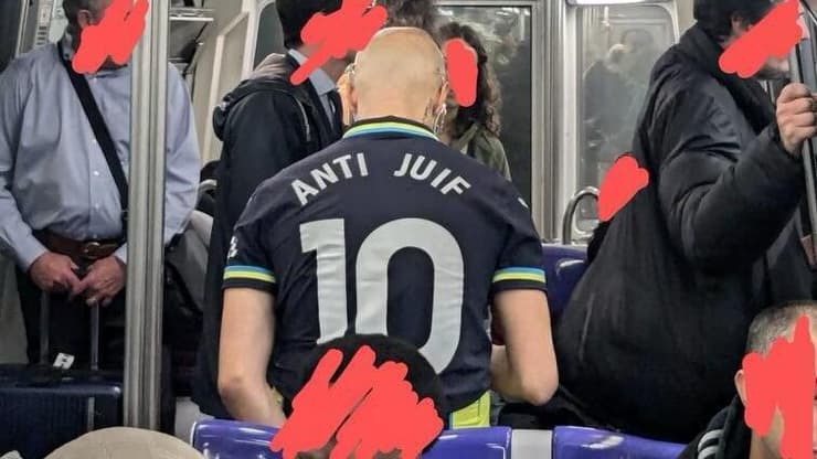 האדם עם הכיתוב "אנטי יהודי"