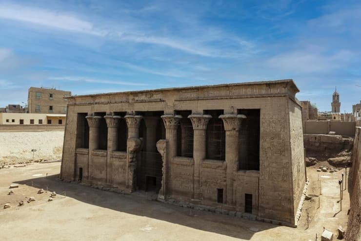 שרידי מקדש איסנא במצרים (צילום: Shutterstock) שרידי מקדש איסנא במצרים
