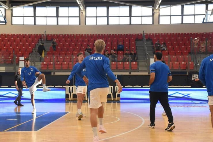 שחקני מ.כ עוטף דרום מתחממים לקראת משחק הבכורה (צילום: יהלי חן) מ.כ עוטף דרום עושה היסטוריה במשחק ביתי ראשון בליגה לאומית