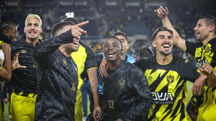 שחקני בית"ר בטירוף, אתמול בסיום המשחק (צילום: עוז מועלם) בית"ר ירושלים מכבי חיפה