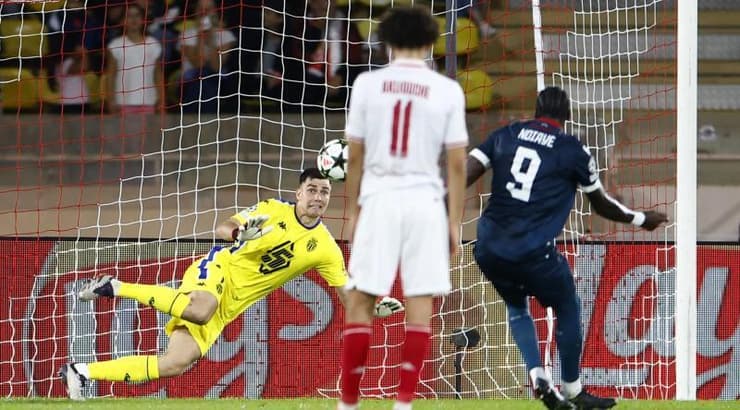 שריף אנדייה בועט (רויטרס) שריף אנדייה בועט