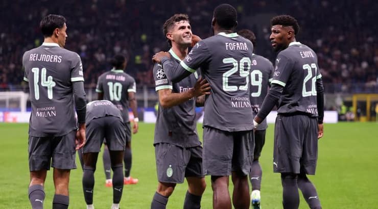 שחקני מילאן חוגגים (רויטרס) שחקני מילאן חוגגים