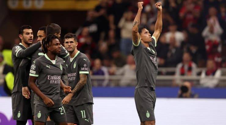 שחקני מילאן חוגגים (רויטרס) שחקני מילאן חוגגים