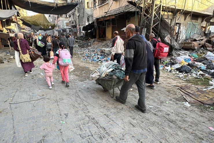 פליטים פלסטינים מתפנים מבית לאהיה