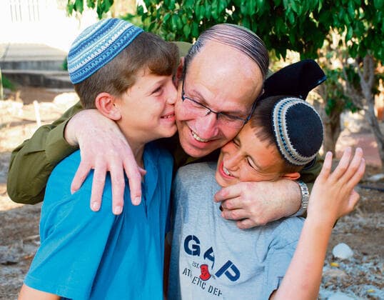 נבון עם איתי (משמאל) ואלקנה בצעירותם. "הייתי קשור אליהם מאוד־מאוד, מעבר לאהבה שבין סבא לנכד" yk14123992