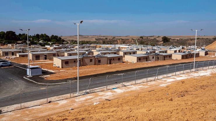 האתר הזמני ברוחמה שנבנה עבור תושבי כפר עזה. "אנחנו מסיימים בכמה חודשים פרויקטים שלוקחים שנים" (צילום: יובל חן) yk14124131