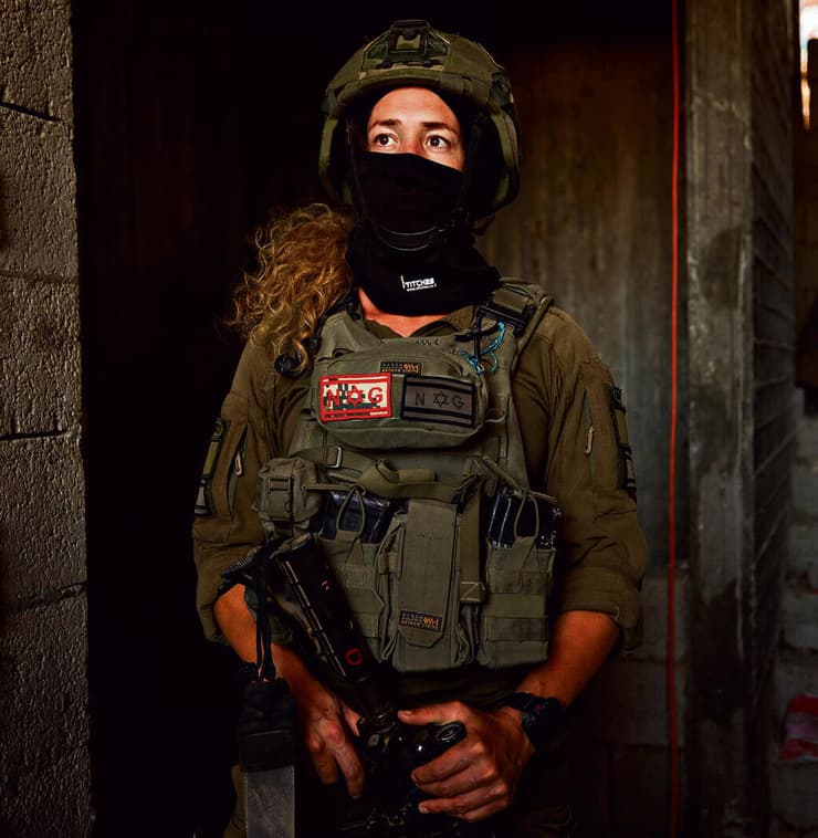 גאוות יחידה. מעיין, לוחמת בחפ"ק מג"ד 8119, בתוך רצועת עזה (צילום: זיו קורן) yk14125617