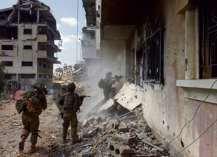 נכנסים באש. לוחמי החטיבה סורקים בתים בשכונת זייתון בחיפוש אחרי אמל"ח ותשתיות טרור (צילום: זיו קורן) yk14125623