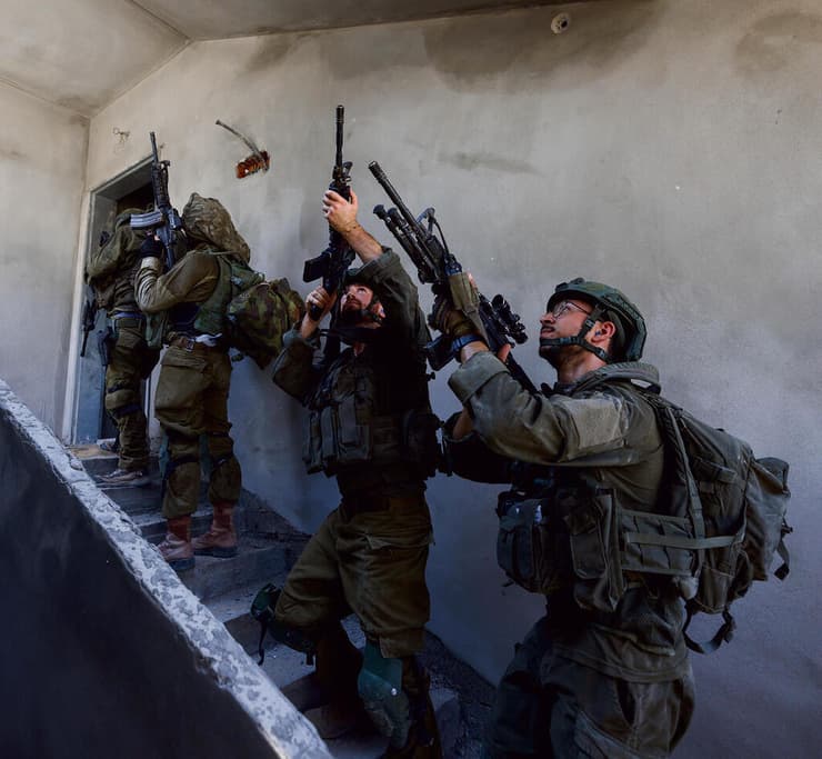 טיפוס קשוח. הלוחמים דרוכים לקראת מחבלים שעלולים להסתתר בקומות העליונות (צילום: זיו קורן) yk14125634