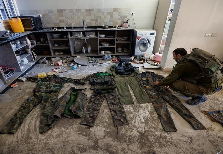 בבית של המחבל. במטבח, ליד מכונת הכביסה, מדי הקרב של מחבלי הנוחבה (צילום: זיו קורן) yk14125636
